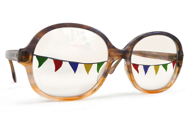 lunettes, verres peints avec des fanions